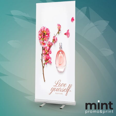 Koja dimenzija rollup banera je najbolja (85x200, 100x200, 120x200) 4 Roll-up baner dimenzija 120×200 cm sa reklamom parfema i cvetnim dizajnom